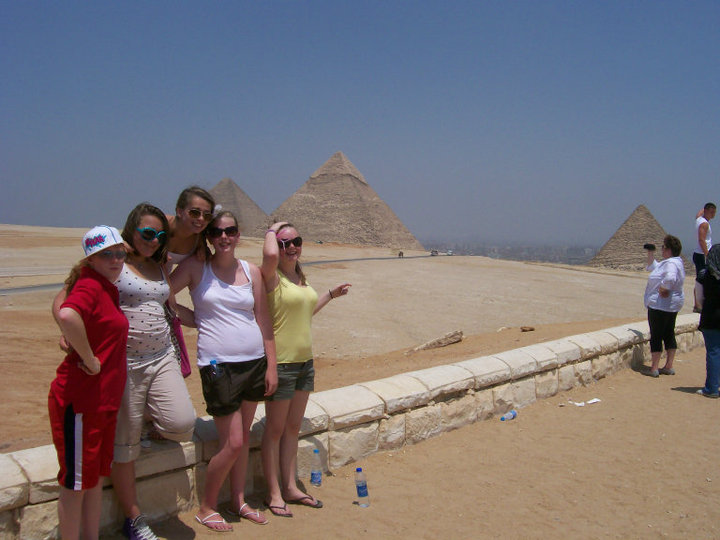Отменят ли египет. Египет 2011 туристы. Туристка в Египте. Туристы в Каире. Египет 2010.